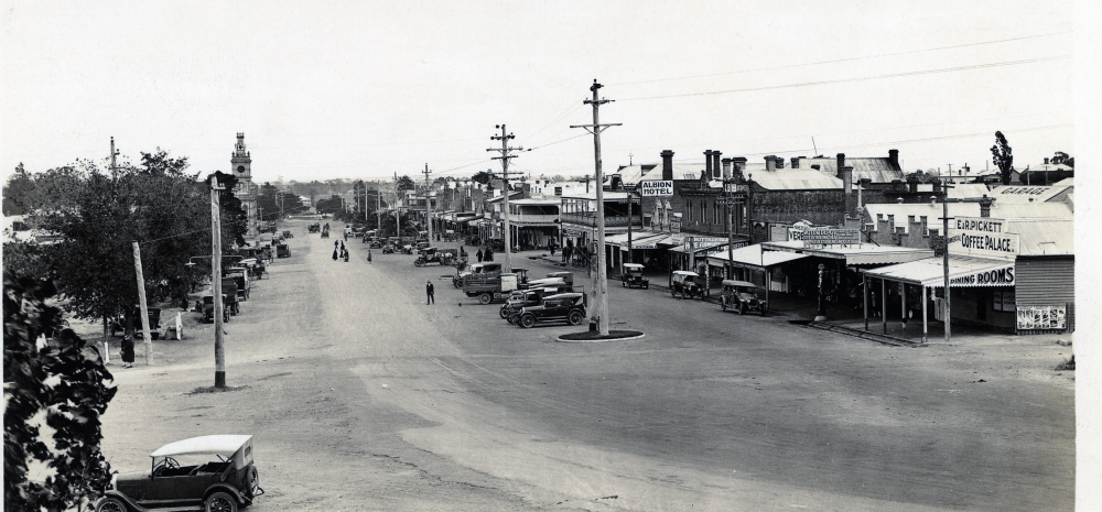 Lonsdale Street circa 1925