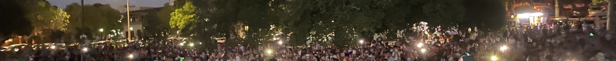 a crowd at the New Year's Eve 2021 event